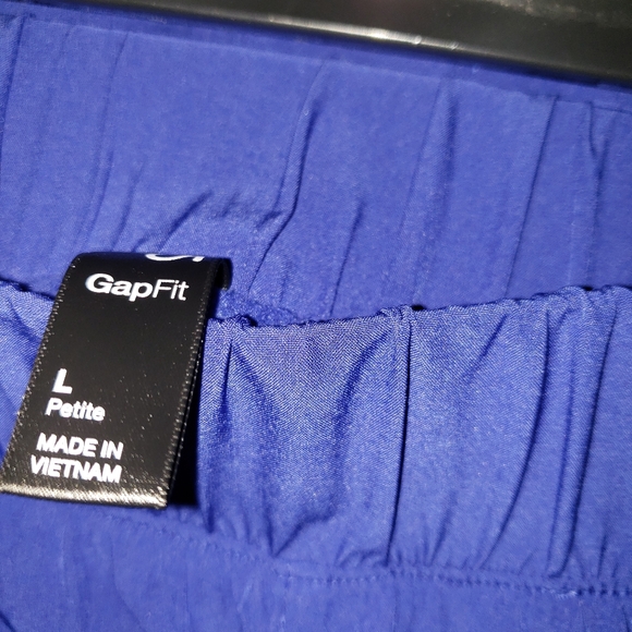 GapFit Snap-Hem Fleece-Lined Sweatpants and GapFit Breathe Turtleneck - Picture 8 of 10
